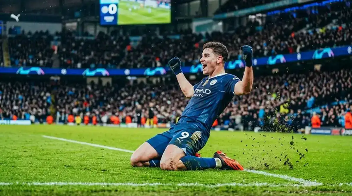 Delantero celebrando tras marcar, resultado que resuelve la apuesta de goleador