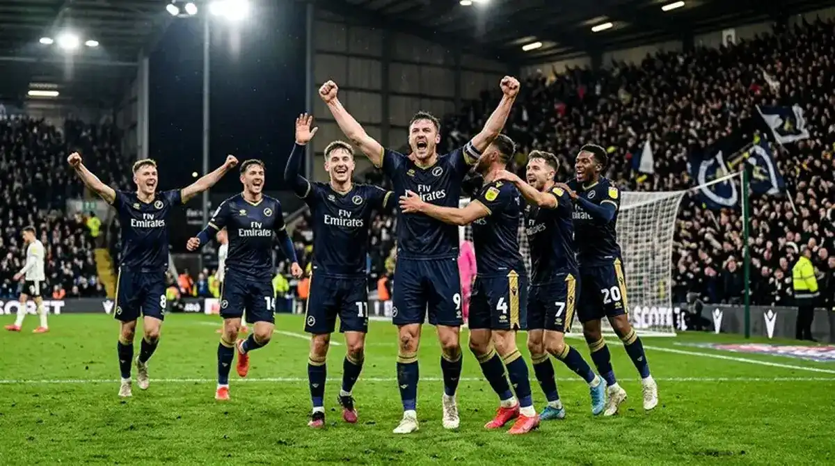Ambos equipos celebrando un gol, condición que resuelve la apuesta BTTS en sí